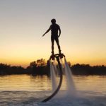 A nyári meleg remek lehetősége a flyboard kipróbálására